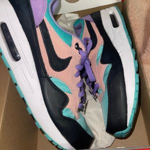 Nike air max sneakers “have a Nike day” size 8